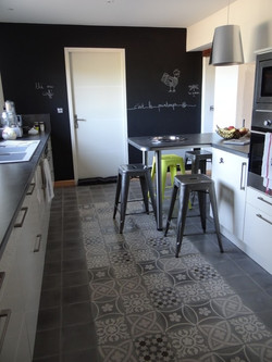 Cuisine contemporaine avec sol en carreaux de ciment